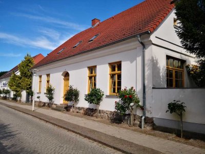 Freundliche und vollständig renovierte Dachgeschoß-Wohnung mit gehobener Innenausstattung in Putbus