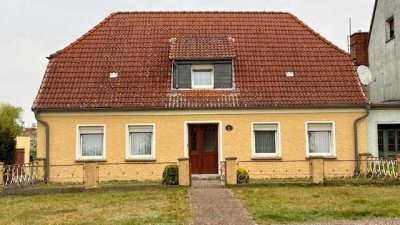 * * Blick auf die Burg Ziesar * * Wohnhaus * Innenhof * großes Gartengrundstück am Fließ *