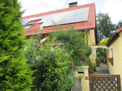 Geschmackvolle, vollst. renovierte 4-Zimmer-Dachgeschosswohnung mit geh. Innenausstattung mit EBK