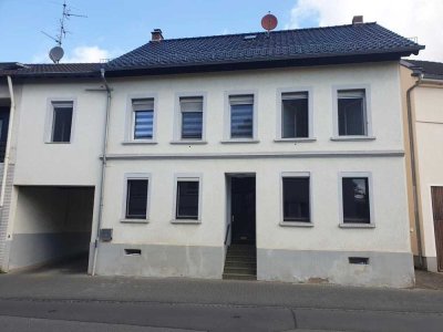 Zweifamilienhaus mit großem Grundstück in zentraler Lage von Wachtberg-Adendorf