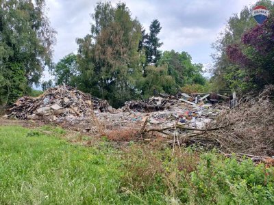 BRANDRUINE 
auf großem Grundstück in ruhiger Lage!