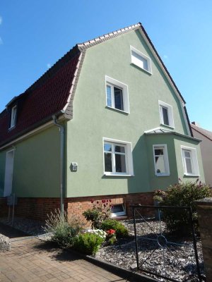 moderne 3-R-Wohnung, EG, mit Balkon & Carport