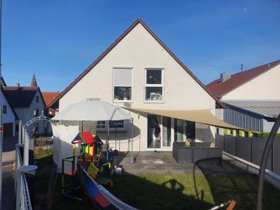modernisiertes freistehendes Einfamilienhaus mit schönem Garten und Doppelgarage