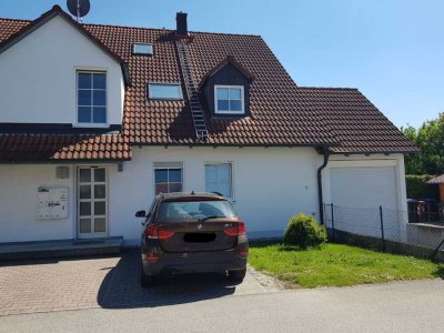 Gepflegte, helle 3-Zi-Maisonette-Wohnung mit EBK, Balkon, Garage, in Kutzenhausen (von privat)