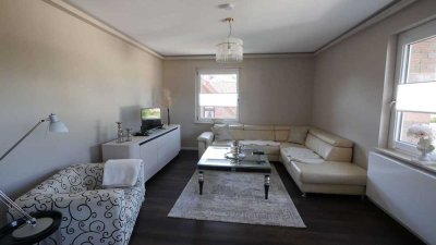 Voll möbliert: Stilvolle Wohnung mit großem Balkon in ruhiger Wohnlage