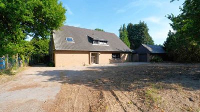 Handwerker gefragt!! Freistehendes Einfamilienhaus in schöner Lage  am Feld.