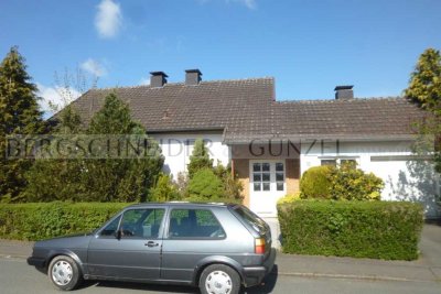 Einfamilienhaus mit Einliegerwohnung, Anbau, Garage und Garten zentral in Warburg!