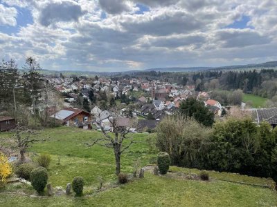 Neuwertige, möblierte 2-Zimmer-Dachgeschosswohnung mit Loggia, Stellplatz und Panoramaaussicht