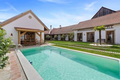 Renovierter, historischer Vierkanthof -nur 40 Minuten von Wien im westlichen Weinviertel