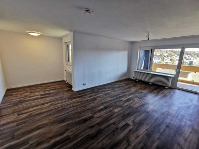 Helle und gut geschnittene 2,5-Zimmer-Wohnung mit Balkon und schöner Aussicht