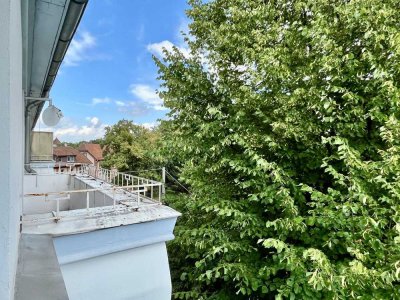 Wunderschöne, renovierte 4 Zimmer Altbauwohnung mit Balkon!