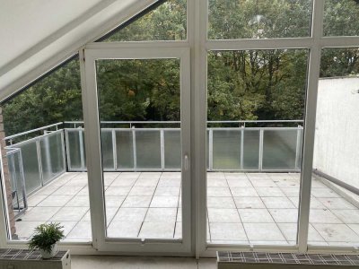 von Privat: freie 2-Zimmer-Dachgeschosswohnung (MFH 6 Whg.), Sonnen-Terrasse mit Blick ins Grüne