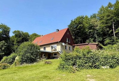 Landleben pur: Zweifamilienhaus in Alleinlage mit Freiheit für Mensch & Tier