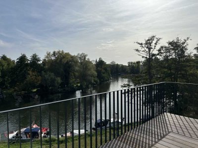 Direkte Wasserlage, helle, große Familienwohnung mit zwei Balkonen