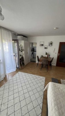 Helle 1- Zimmer-Souterrainwohnung mit Terrasse in ruhiger Lage
