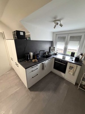 Freundliche 2,5-Zimmer-DG-Wohnung mit Einbauküche
