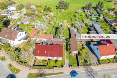IMMOBERLIN.DE - Charmantes Einfamilienhaus mit großem Sonnengarten & Garage in ländlicher Wohlfühlla
