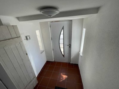 Kernsaniertes 3 Fam. Haus mit 3 Stellplätzen und Terrasse