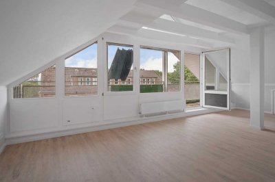 2-Zimmer-Wohnung im Dachgeschoss mit Balkon, Einbauküche, Duschbad mit Fenster und Pkw-Stellplatz