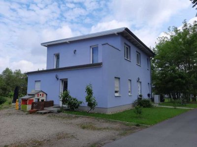Modernes Wohnhaus mit Einliegerwohnung und separatem Baugrundstück in Seenähe