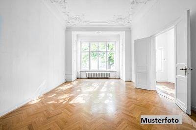 Große 4-Zimmer-Wohnung mit Balkon und Stellplatz