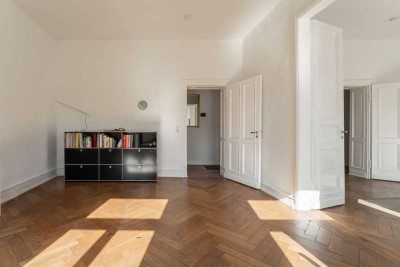 Herrschaftliche Altbauwohnung mit Potenzial und 3 Außenbereichen