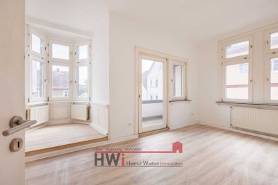 Kurzfristig beziehbare, geräumige und renovierte Altbauwohnung in einem historischen Gebäude.