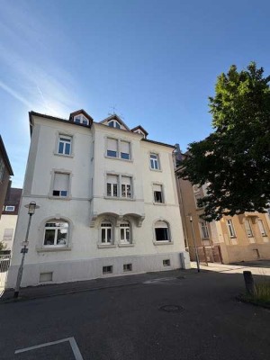 Zentrumsnah - Wohnen im Altbaucharme mit zwei Balkone und Stellplatz