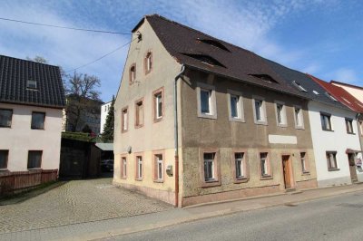 Einfamilienhaus mit ehemaliger Gaststätte im EG und mehreren Garagen