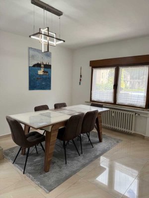 Zwei Mehrfamilienhäuser mit weitläufigen Grundstück, Baugrund und einer praktischen Garagenanlage.