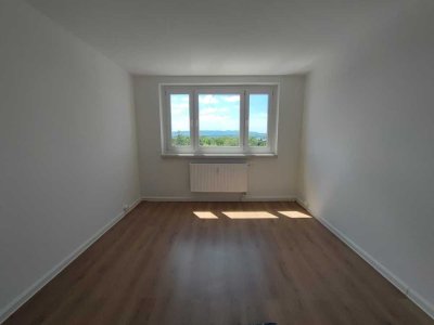 Dreiraumwohnung teilmöbliert und mit Balkon