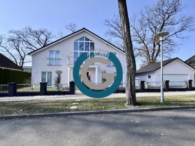 LICHTDURCHFLUTETES FOYER & KAMIN - MODERN & ELEGANT - SCHÖN ANGELEGTER GARTEN & DOPPELGARAGE