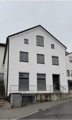 Stilvolles und modernisiertes Studentenwohnhaus mit acht Zimmern in Eichstätt-Stadtmitte