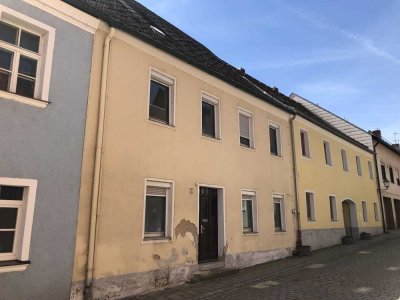 Preisreduzierung für das renovierungsbedürftige Reihenmittelhaus mit Nebengebäude im Sanierungsgebie