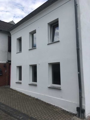 Ansprechende, vollständig renovierte 2-Zimmer-Wohnung + 1 Nutzraum zur Miete in Düren Lendersdorf