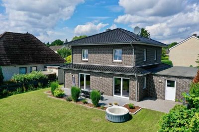 Exklusives Einfamilienhaus mit zwei Vollgeschossen und Garage in Scheeßel