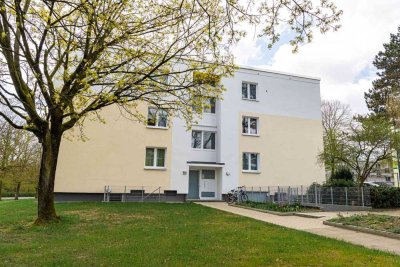 Großzügig geschnittene 3 Zimmer-Wohnung im Erdgeschoss mit Balkon