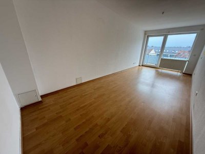 4 Zimmer "unter'm Dach", bequem mit dem Lift zu erreichen - mit Balkon, großer Küche & Gäste-WC!
