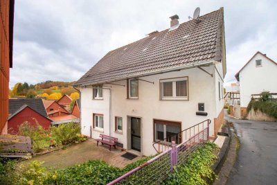 Solide, gepflegt ,familienfreundlich: Geräumiges Einfamilienhaus mit Scheune, Garage und Garten