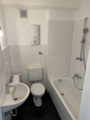 Erstbezug nach Sanierung mit Balkon: Freundliche 2-Raum-Wohnung in Düsseldorf