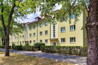 Helle Dachwohnung mit neuer EBK und schönem Ausblick im Altseidnitz-Carré.