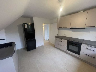 Hochwertig renovierte 2,5-Zimmer-Wohnung mit großer Loggia, Einbauküche und Toplage in Ispringen