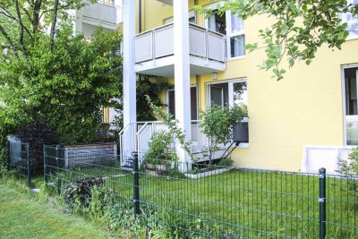 Zentrale 2,5 -Zimmer-Wohnung im Grünen mit eigenem Garten, Balkon & TG-Stellplatz