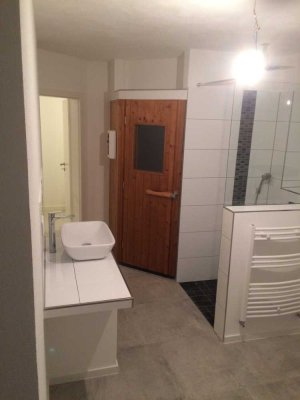 Modernisierte 2-Raum-DG-Wohnung mit Sauna, Balkon und Einbauküche in Bingen am Rhein