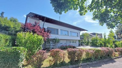 6-Zimmer-Einfamilienhaus in guter Halbhöhenlage, 260 m² Wfl., mit EBK und großer Garage für 2 PKWs.