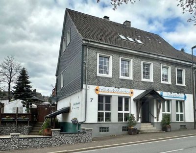 Zweifach rentabel: Wohnfläche mit vermieteter Gewerbeeinheit