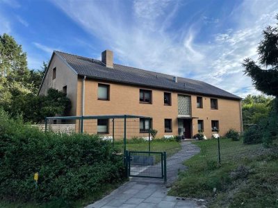 Terrassenwohnung mit viel Platz im Grünen – mit Balkon, Garten und Garage!