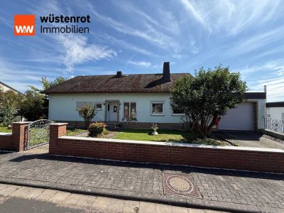 Freistehendes Einfamilienhaus mit zwei Garagen und großen Grundstück in Holzheim!