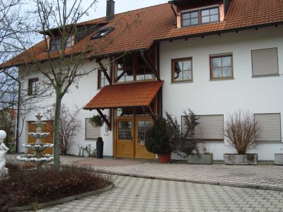 Stilvolle, neuwertige 3-Zimmer-DG-Wohnung mit Balkon und Einbauküche