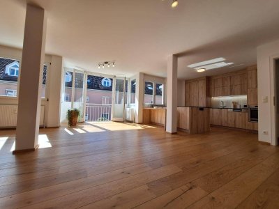 PROVISIONSFREI! Zentrale &amp; ruhige Citylage – Neu renovierte, exklusive 3-Zimmer-Wohnung mit großer Wohnküche &amp; Tiefgarage mit E-Auto-Ladestation